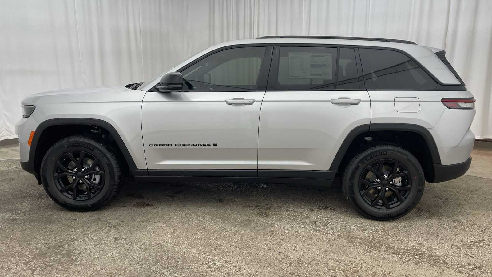 Thumbnail: 2025 Jeep Grand Cherokee - 31