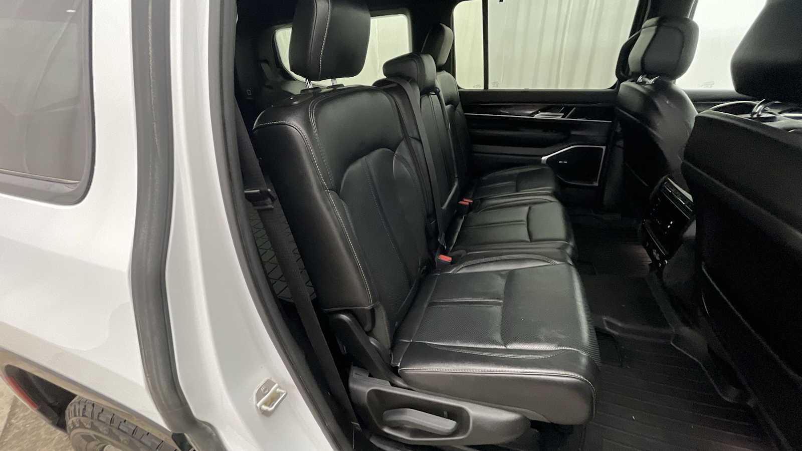 Thumbnail: 2023 Jeep Wagoneer - 10