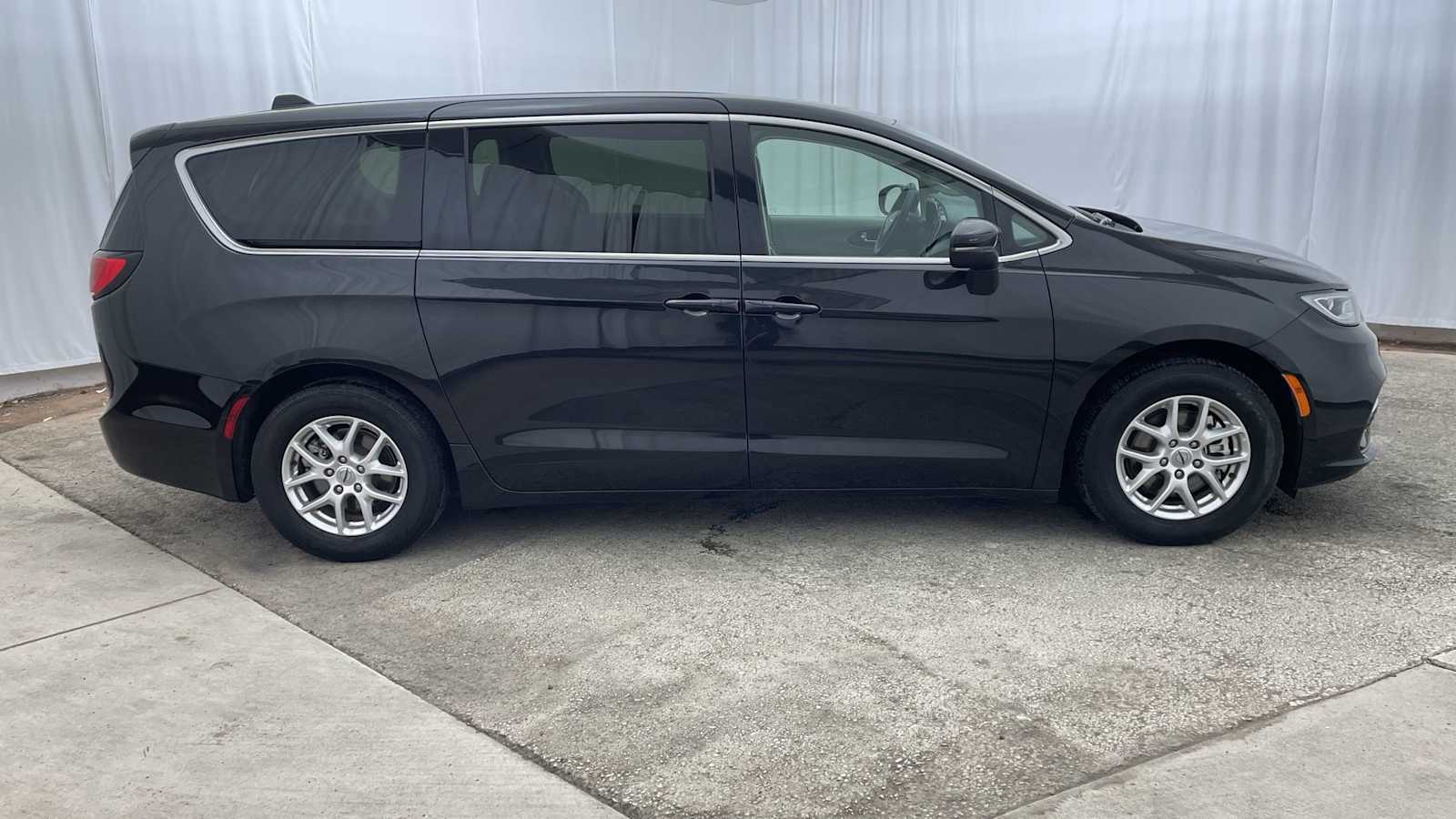 Thumbnail: 2023 Chrysler Pacifica - 33