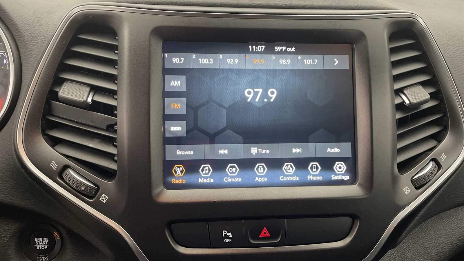 Thumbnail: 2019 Jeep Cherokee - 17