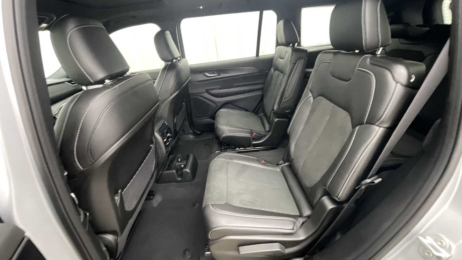 Thumbnail: 2025 Jeep Grand Cherokee - 9