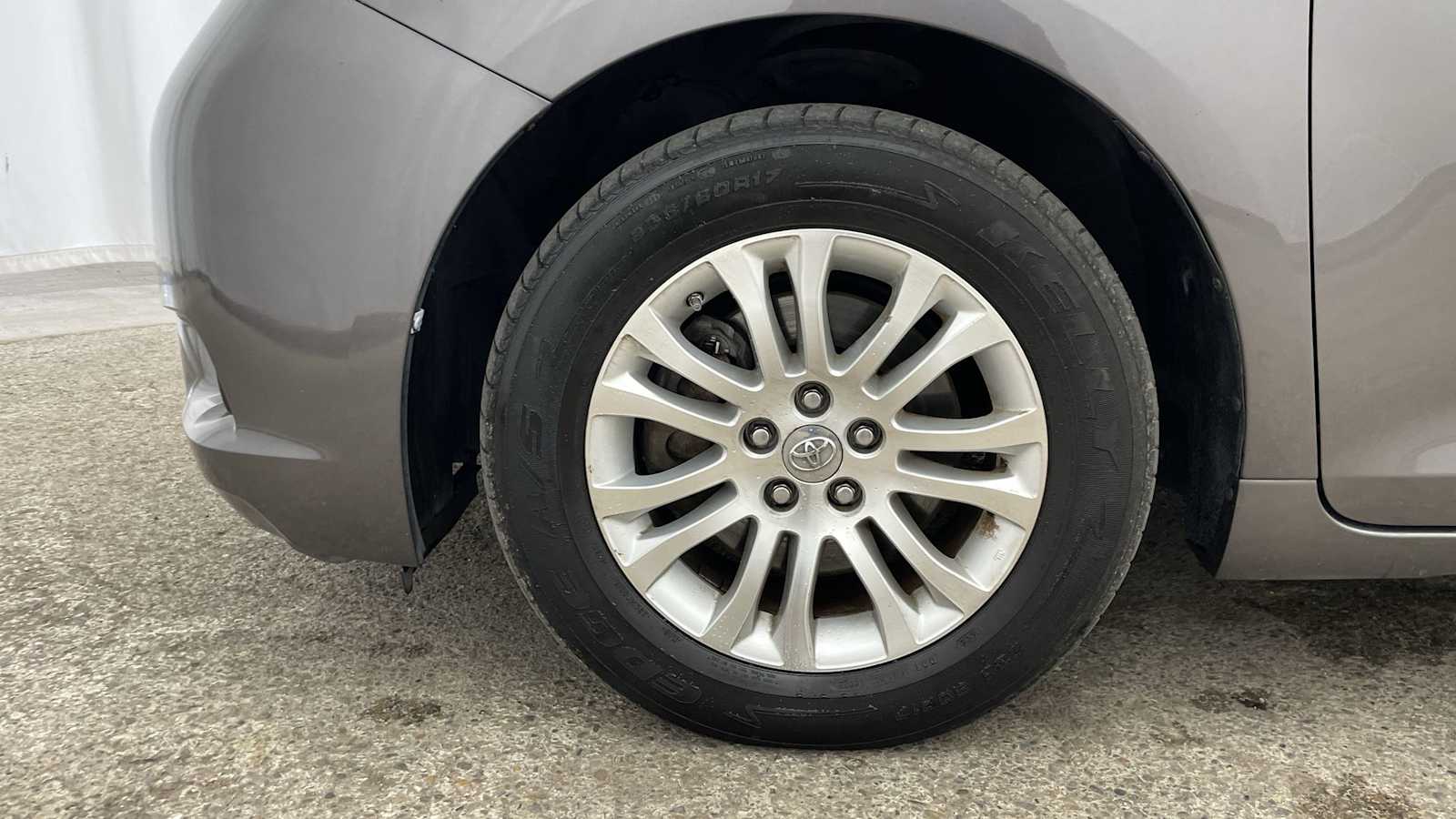 Thumbnail: 2013 Toyota Sienna - 42