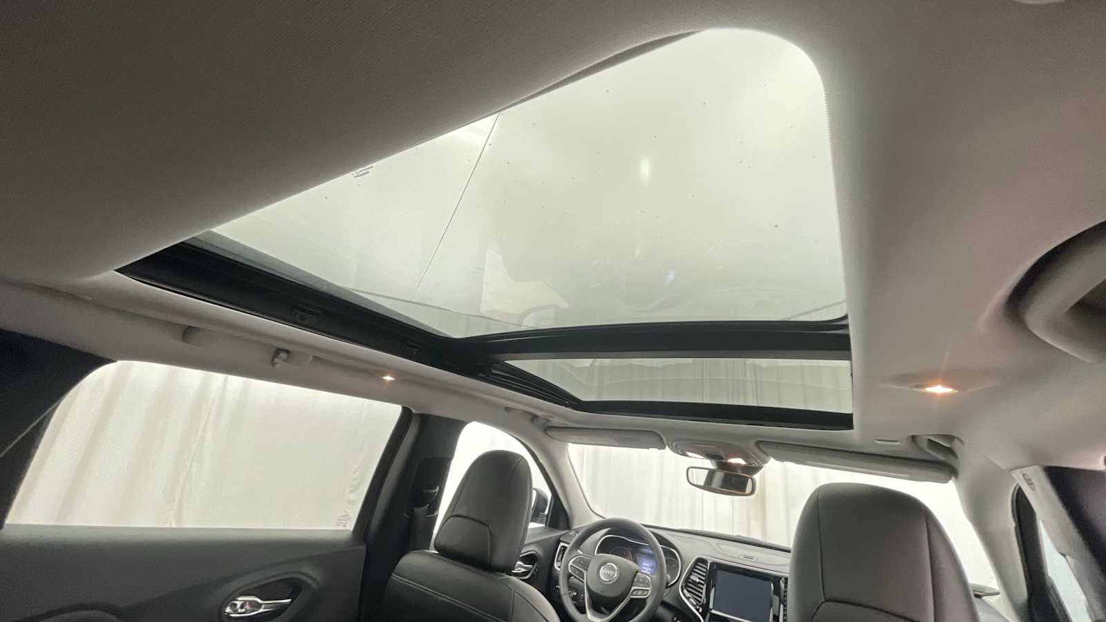 Thumbnail: 2022 Jeep Cherokee - 11