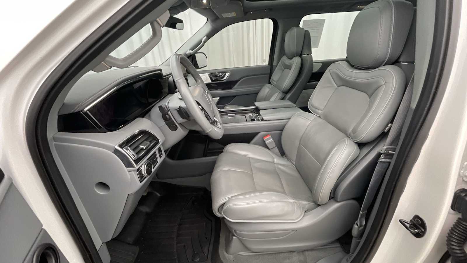 Thumbnail: 2018 Lincoln Navigator L - 6