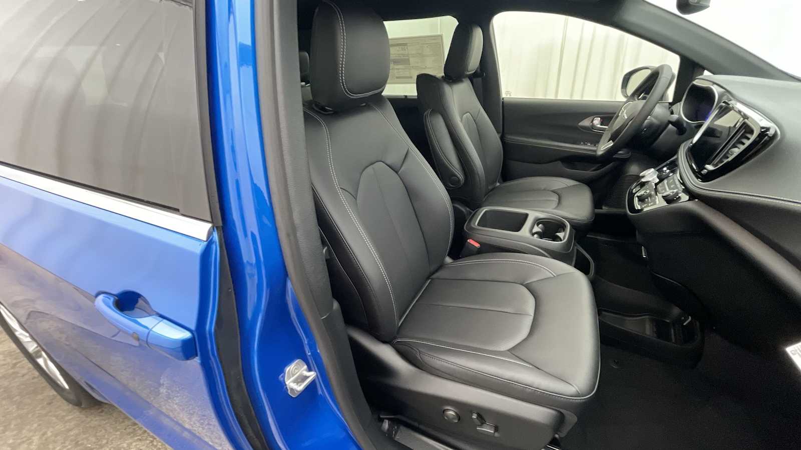 Thumbnail: 2026 Chrysler Pacifica - 12