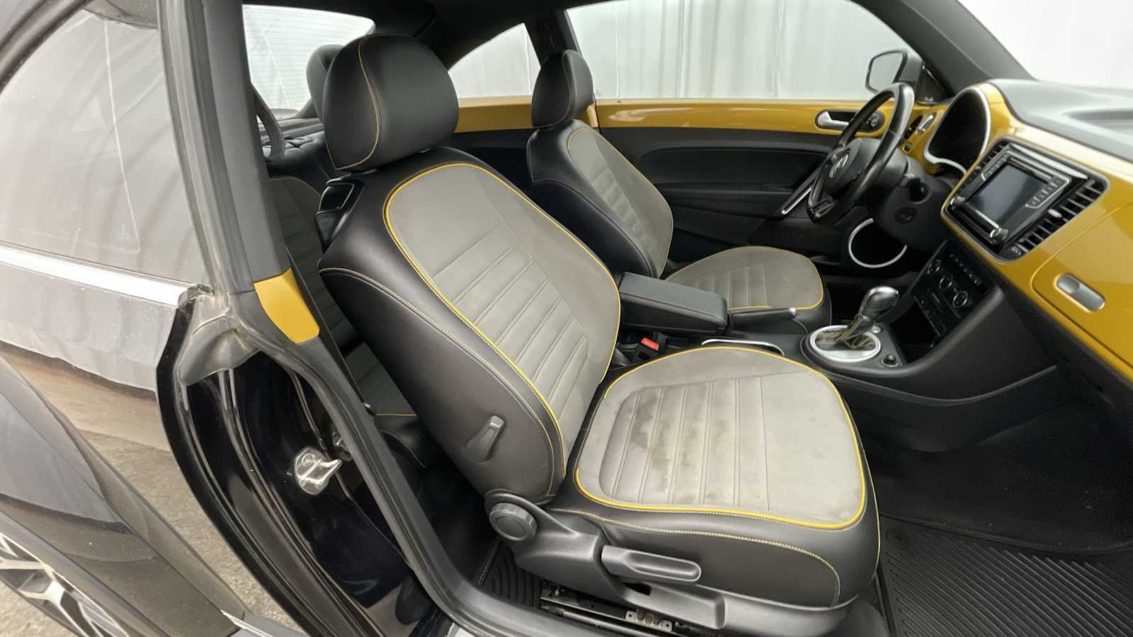 Thumbnail: 2016 Volkswagen Beetle - 11