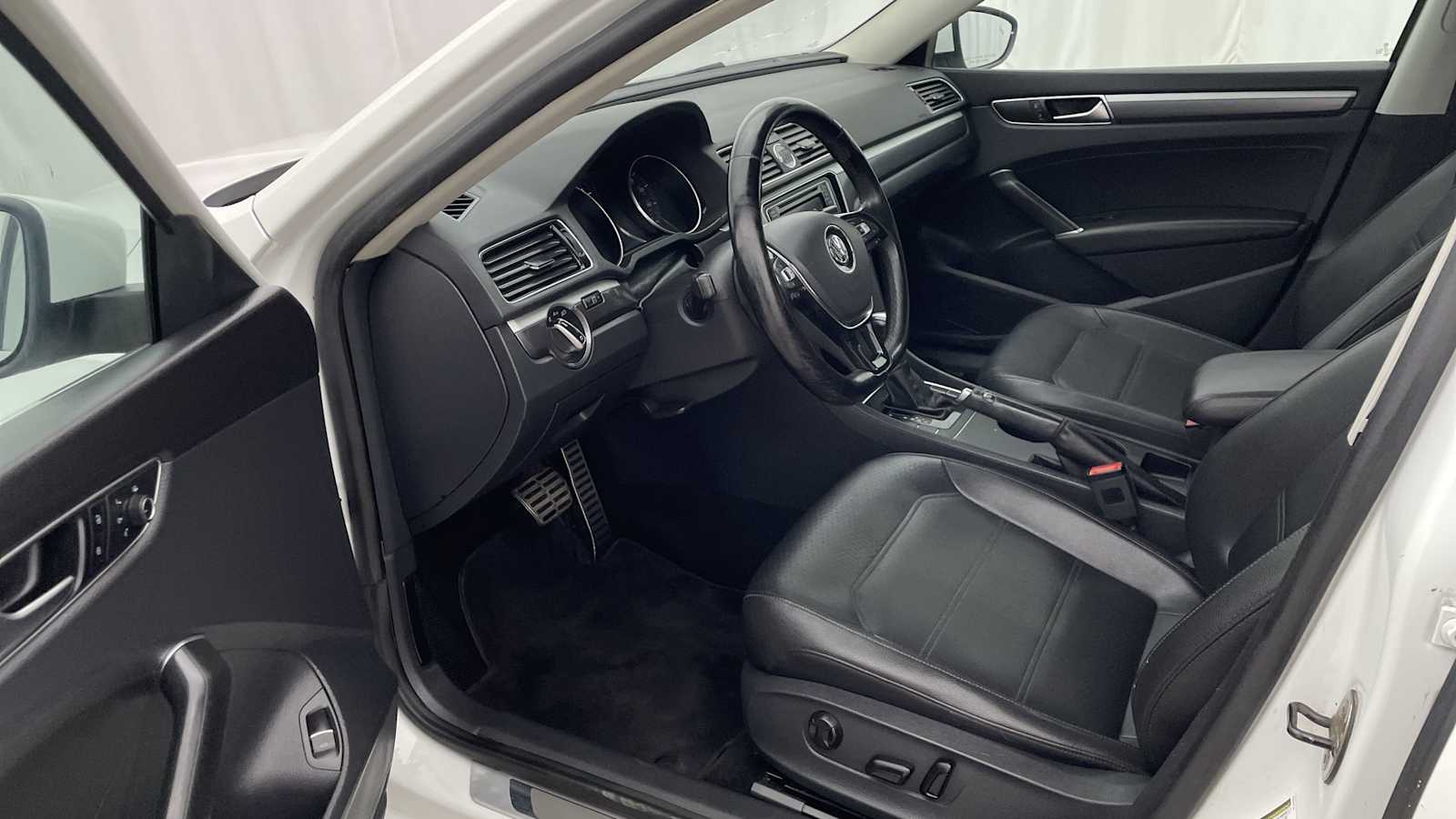 1VWDT7A37HC014530
