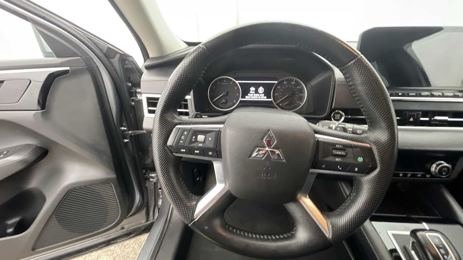 Thumbnail: 2023 Mitsubishi Outlander - 13