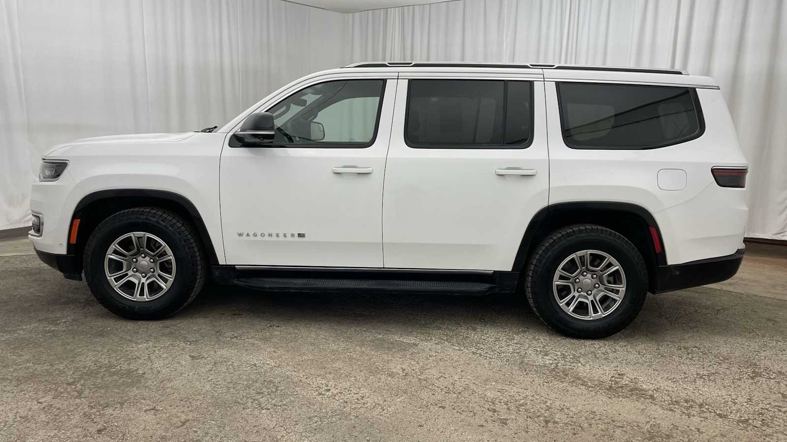 Thumbnail: 2023 Jeep Wagoneer - 31