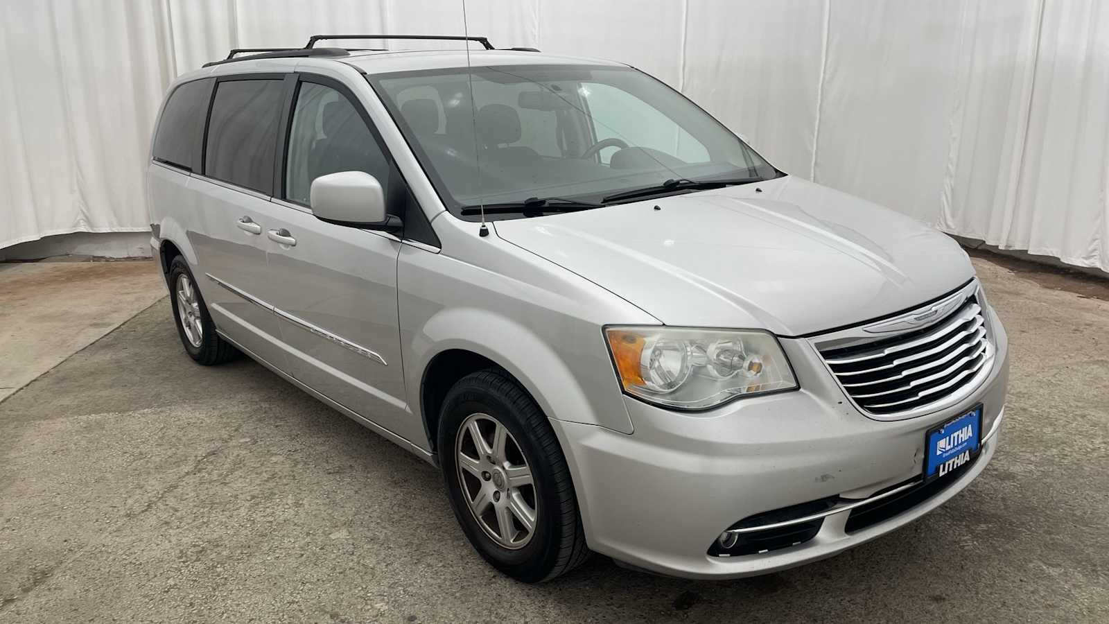 Thumbnail: 2011 Chrysler Town & Country - 32