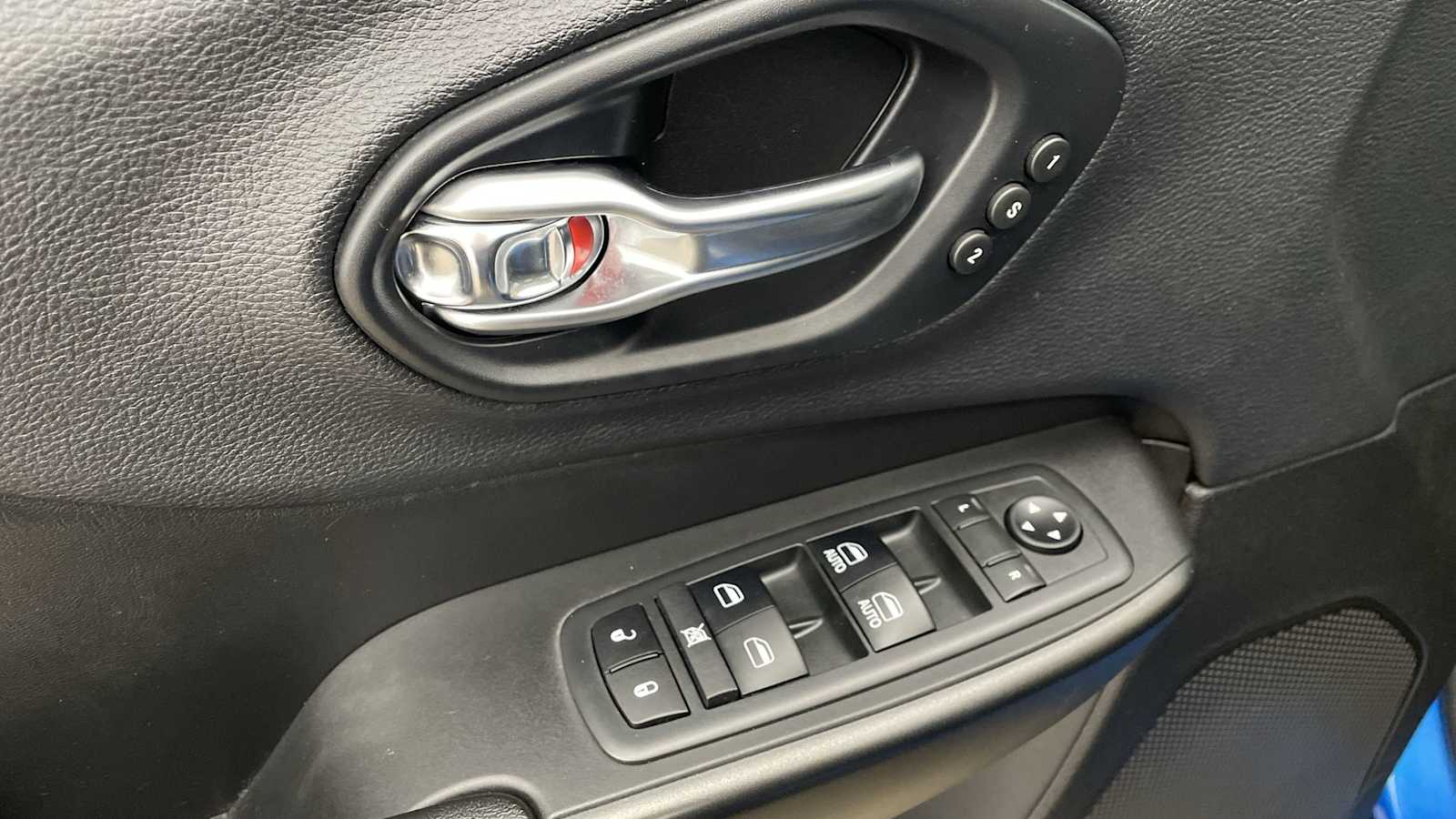 Thumbnail: 2019 Jeep Cherokee - 7