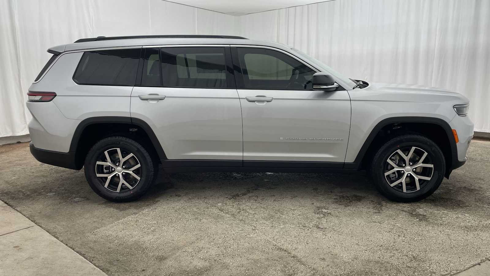 Thumbnail: 2025 Jeep Grand Cherokee - 38