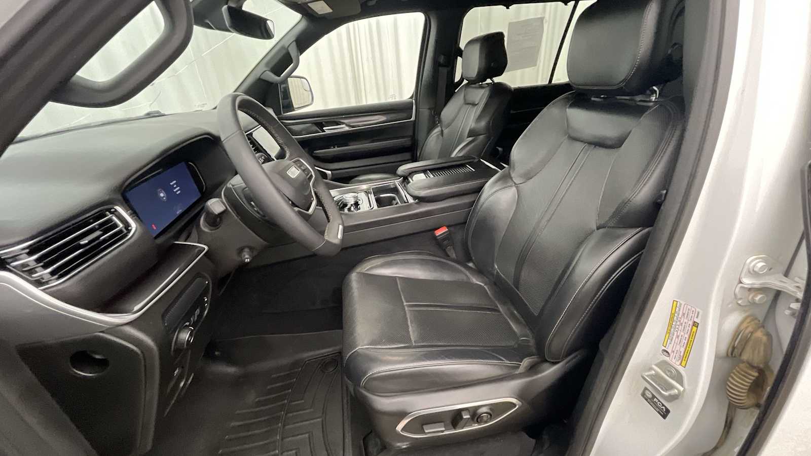 Thumbnail: 2023 Jeep Wagoneer - 6