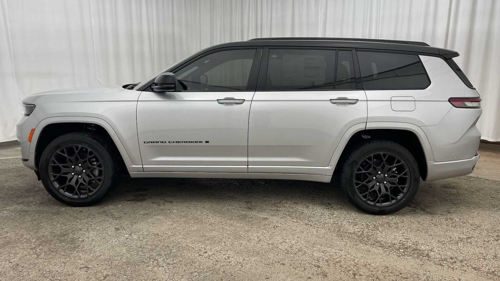 Thumbnail: 2025 Jeep Grand Cherokee - 35