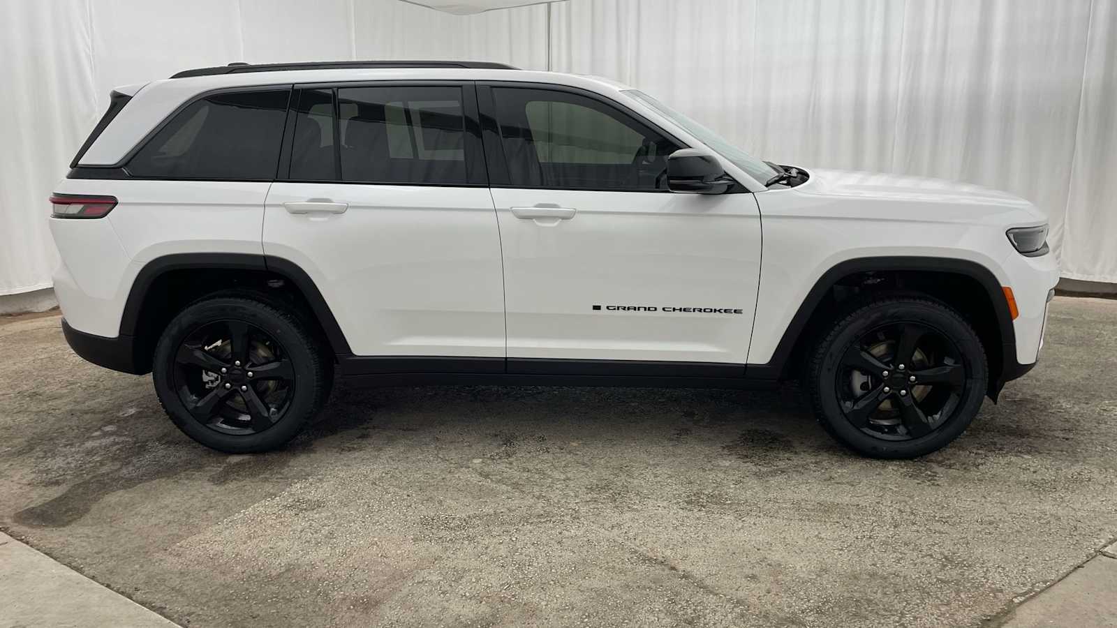 Thumbnail: 2026 Jeep Grand Cherokee - 37