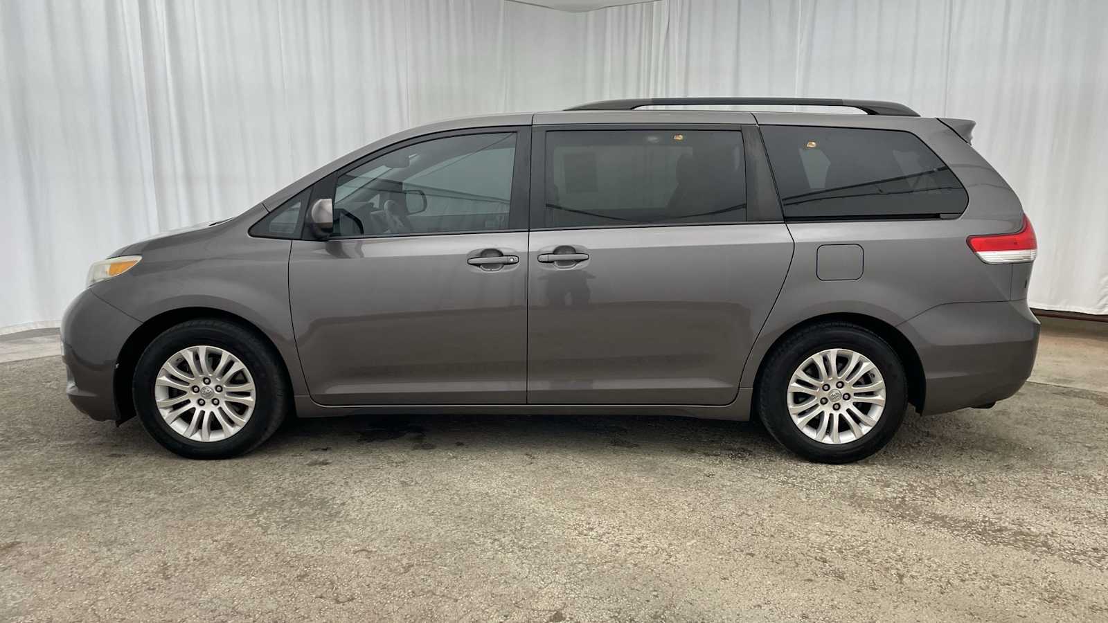 Thumbnail: 2013 Toyota Sienna - 32