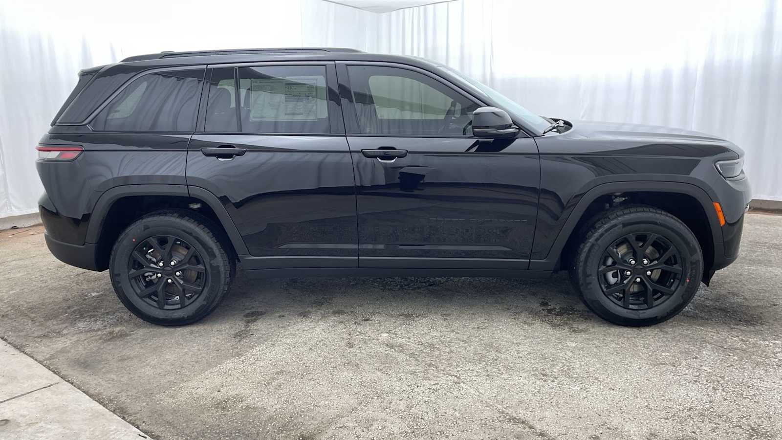 Thumbnail: 2026 Jeep Grand Cherokee - 35