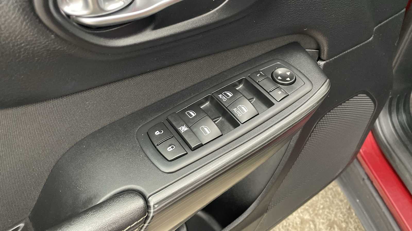 Thumbnail: 2017 Jeep Cherokee - 6