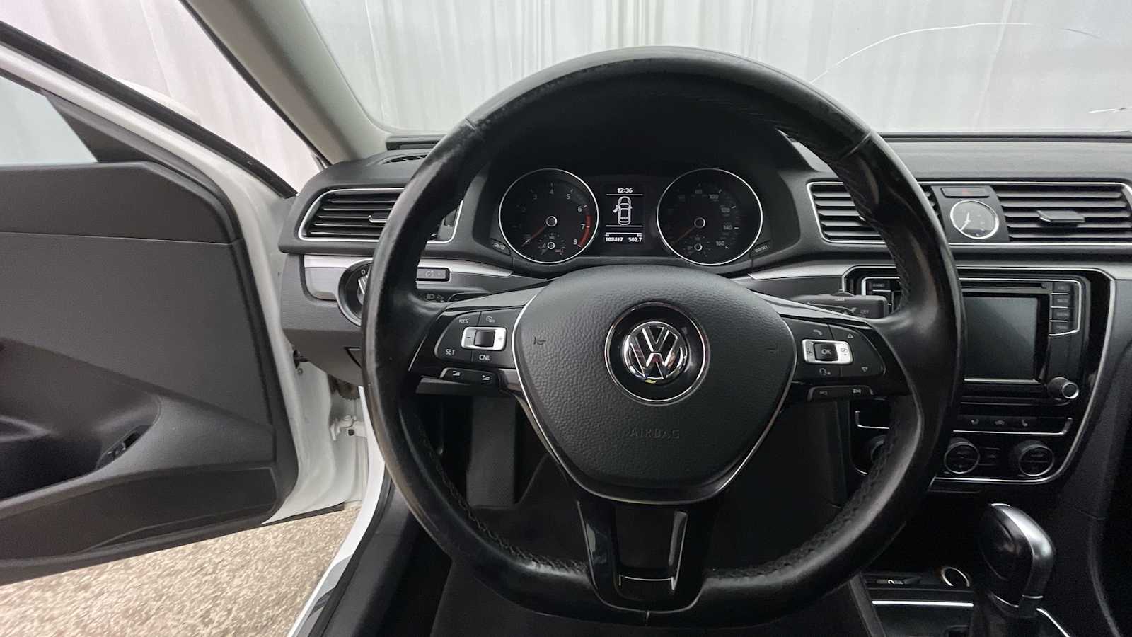 Thumbnail: 2017 Volkswagen Passat - 11