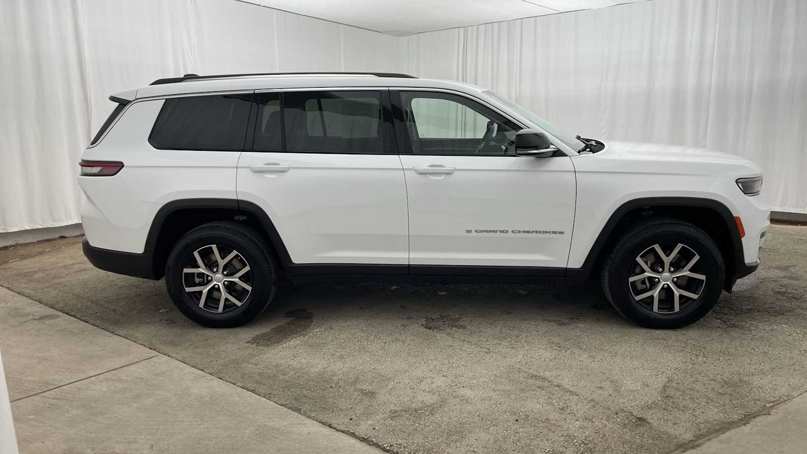 Thumbnail: 2023 Jeep Grand Cherokee - 36
