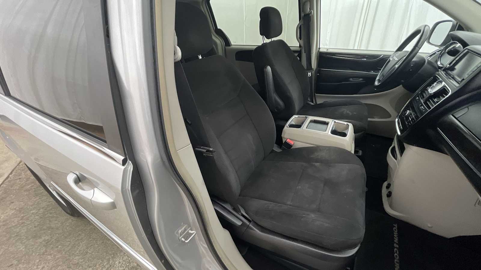 Thumbnail: 2011 Chrysler Town & Country - 11