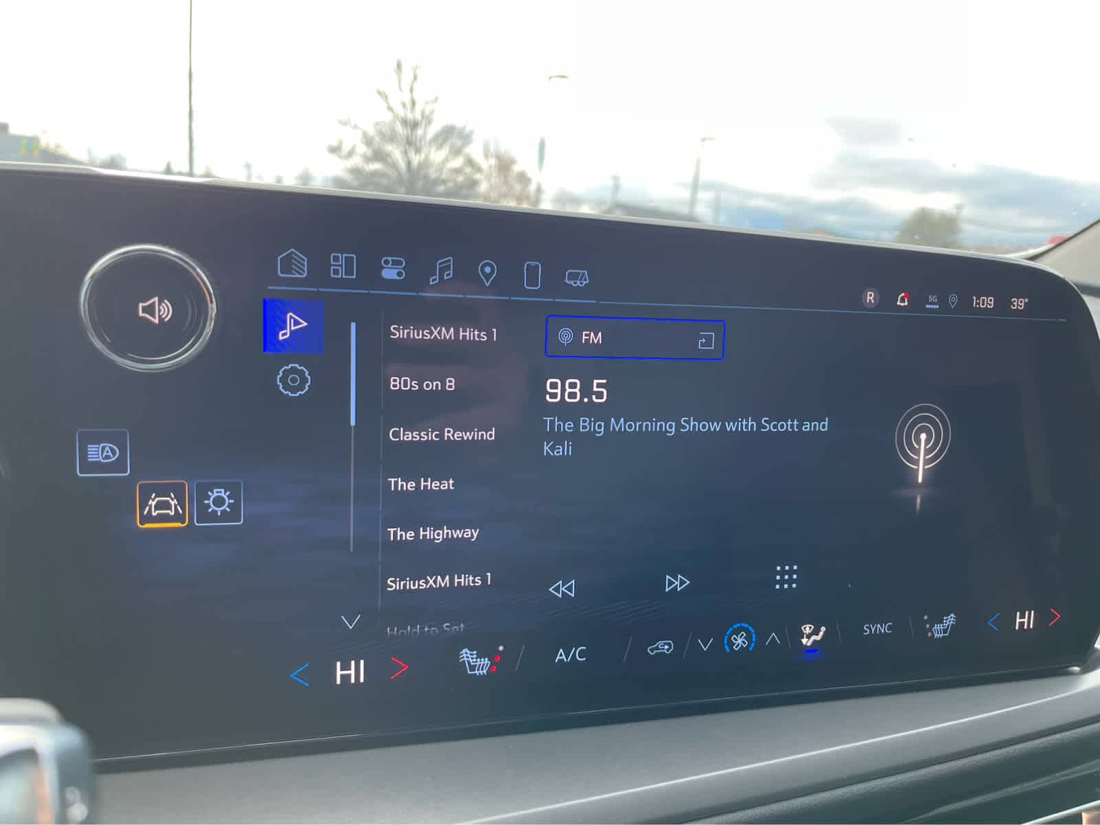 Thumbnail: 2025 Chevrolet Traverse - 14