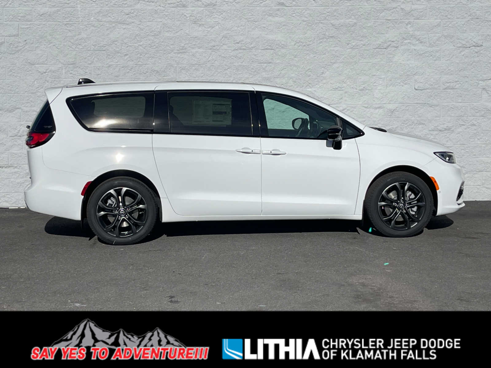 2026 Chrysler Pacifica Select's photo