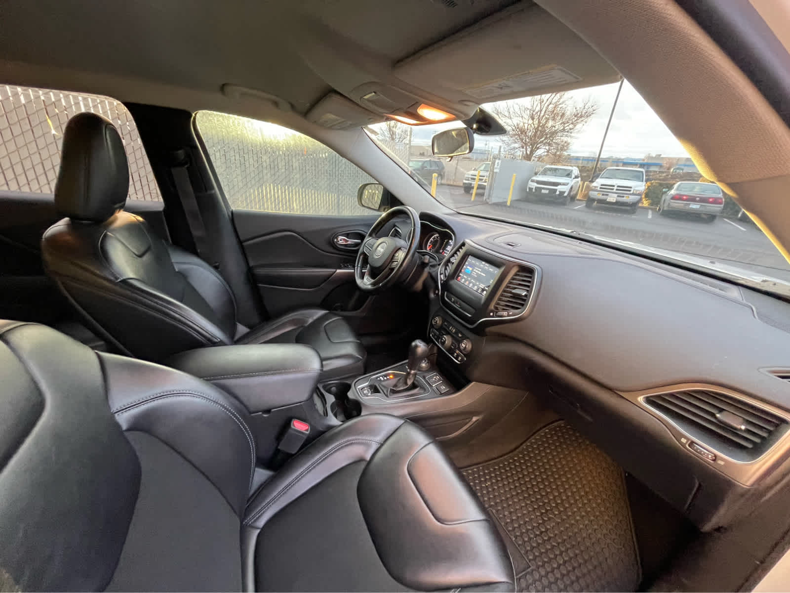 Thumbnail: 2019 Jeep Cherokee - 28