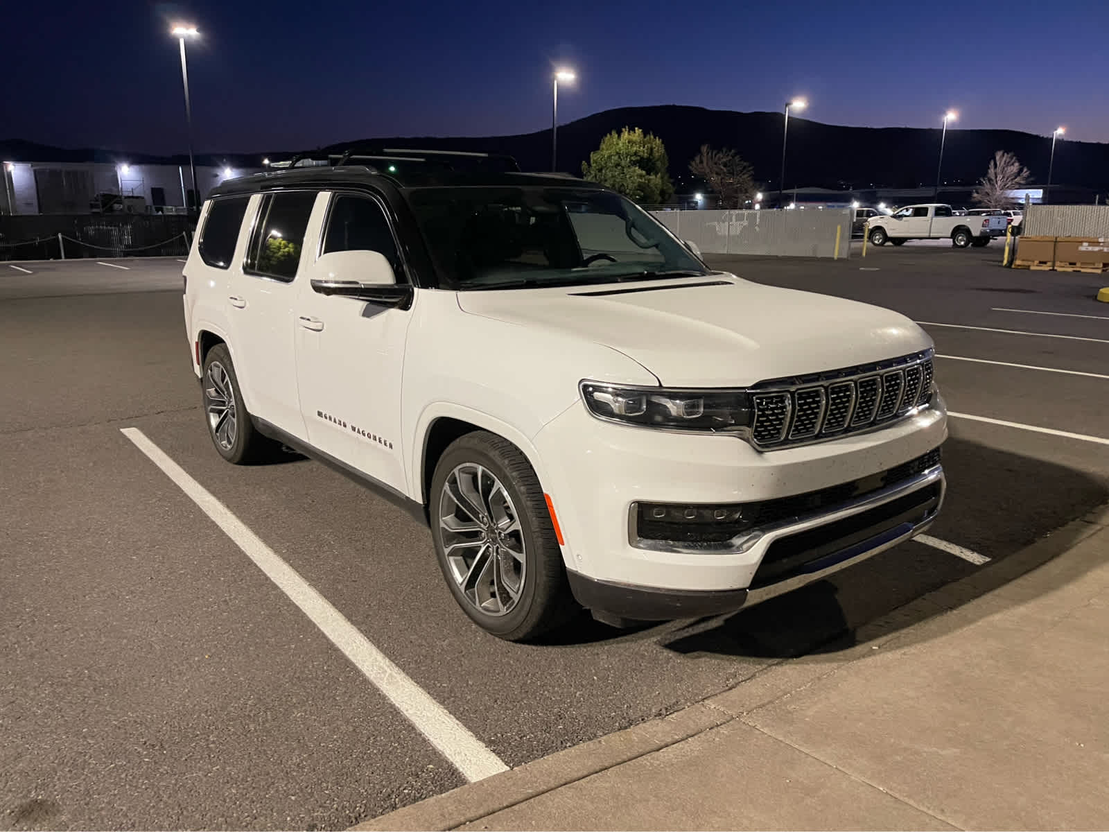 2022 Jeep Grand Wagoneer III photo 3