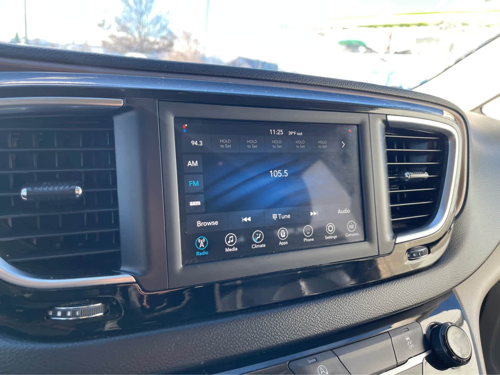 Thumbnail: 2020 Chrysler Voyager - 14