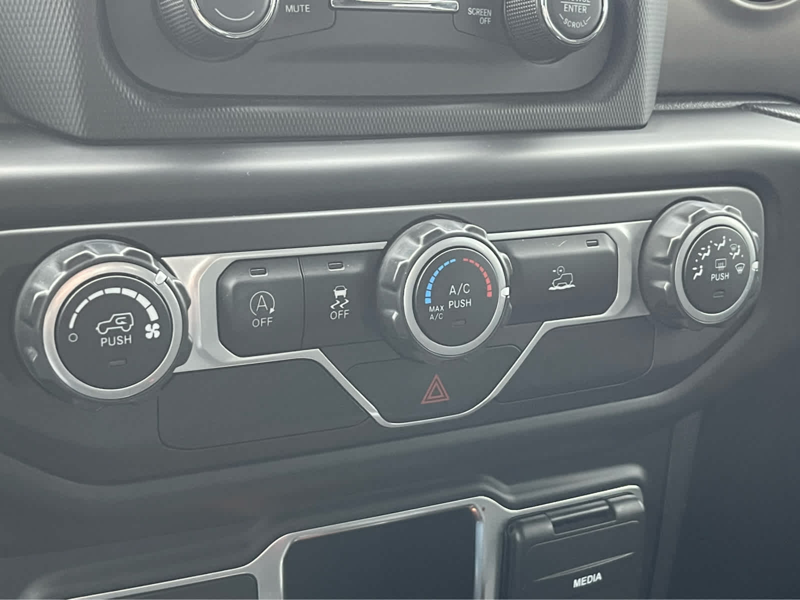 Thumbnail: 2021 Jeep Gladiator - 16