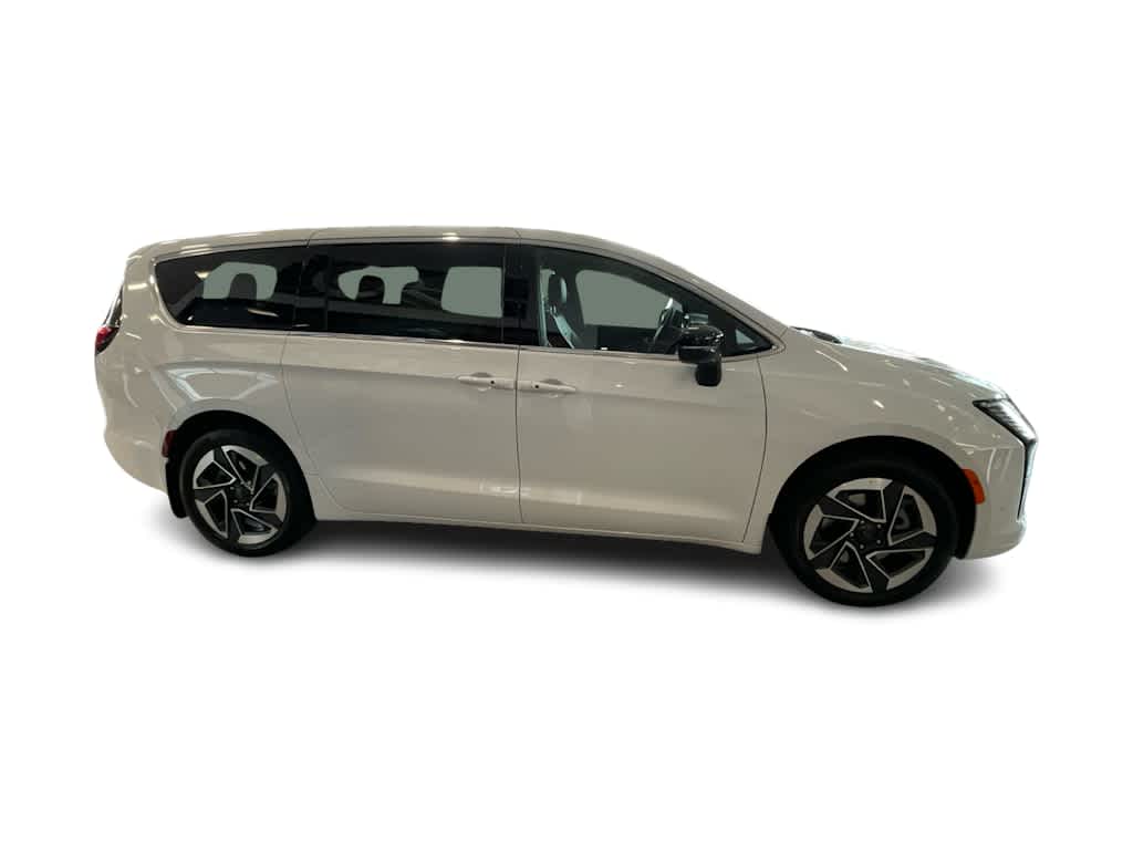 Thumbnail: 2027 Chrysler Pacifica - 4
