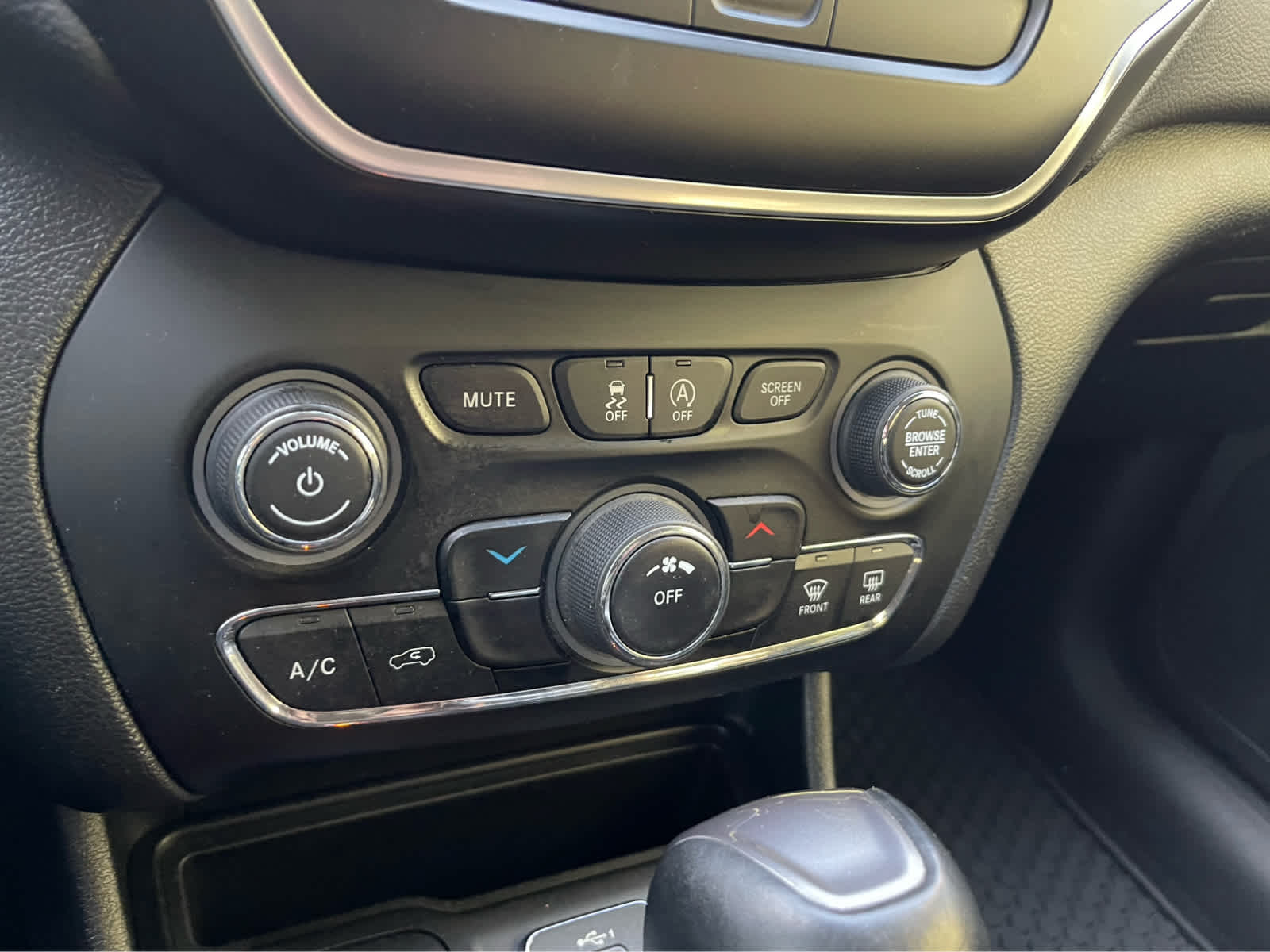 Thumbnail: 2019 Jeep Cherokee - 17