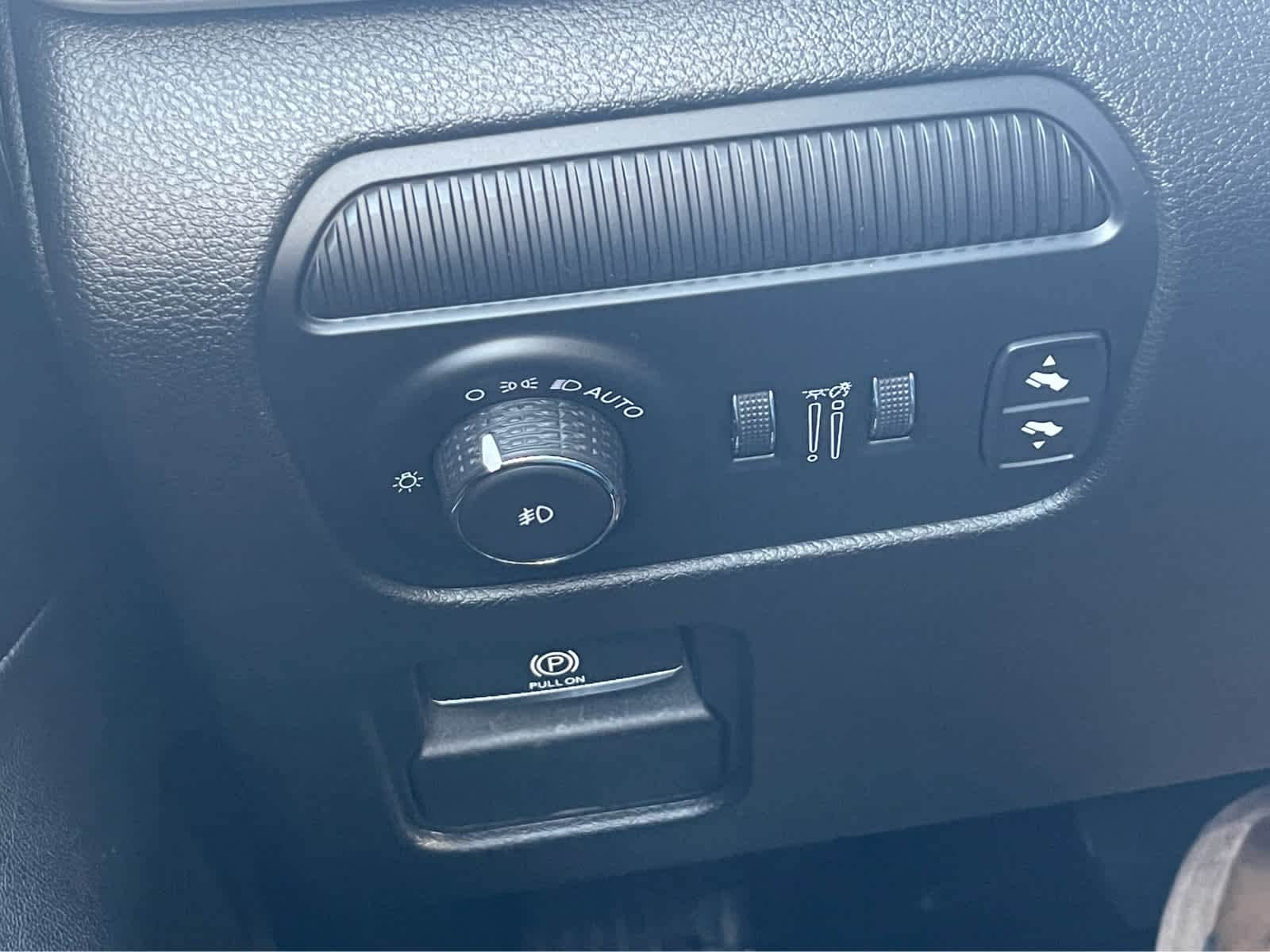 Thumbnail: 2023 Jeep Wagoneer - 18