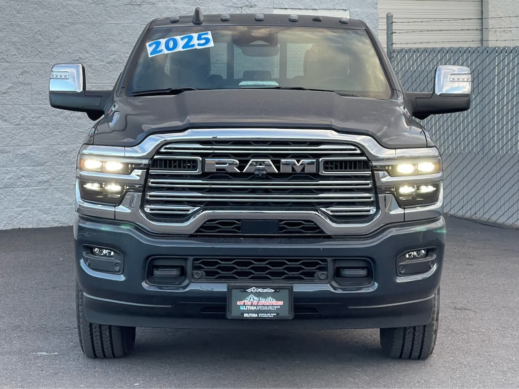 New 2025 Ram 3500 LARAMIE CREW CAB 4X4 8' BOX Pickup