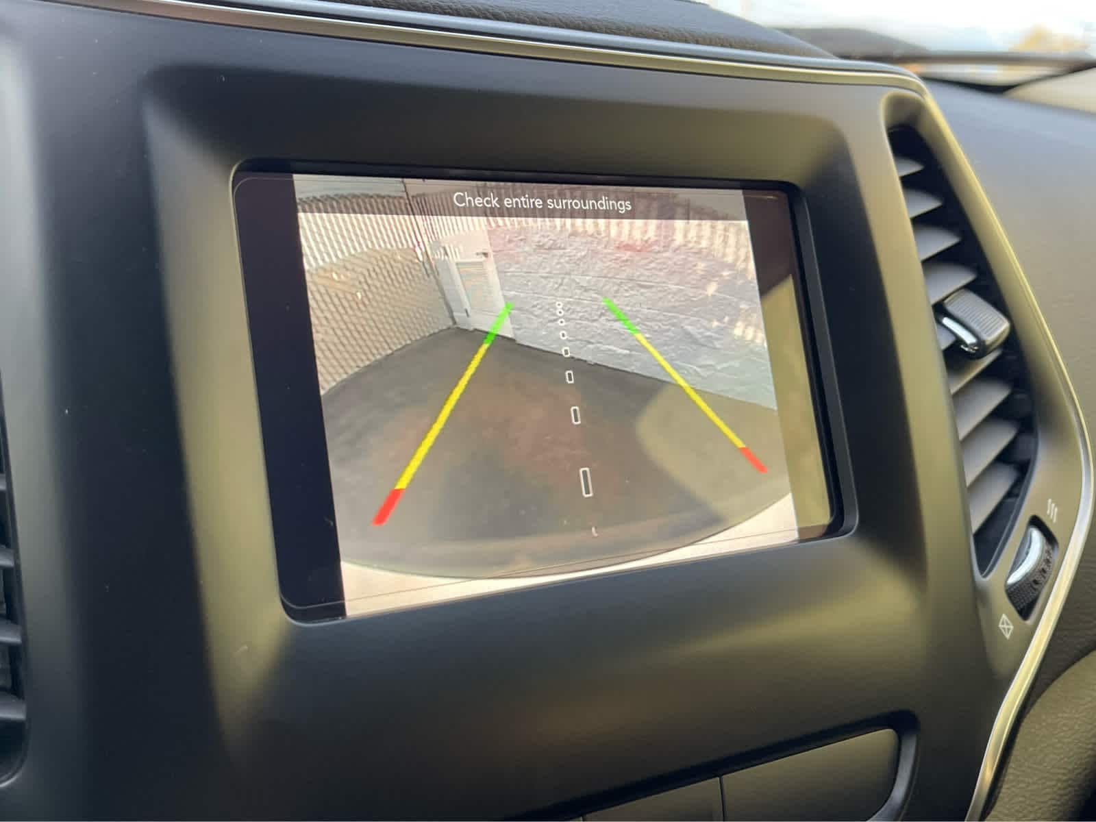 Thumbnail: 2019 Jeep Cherokee - 21