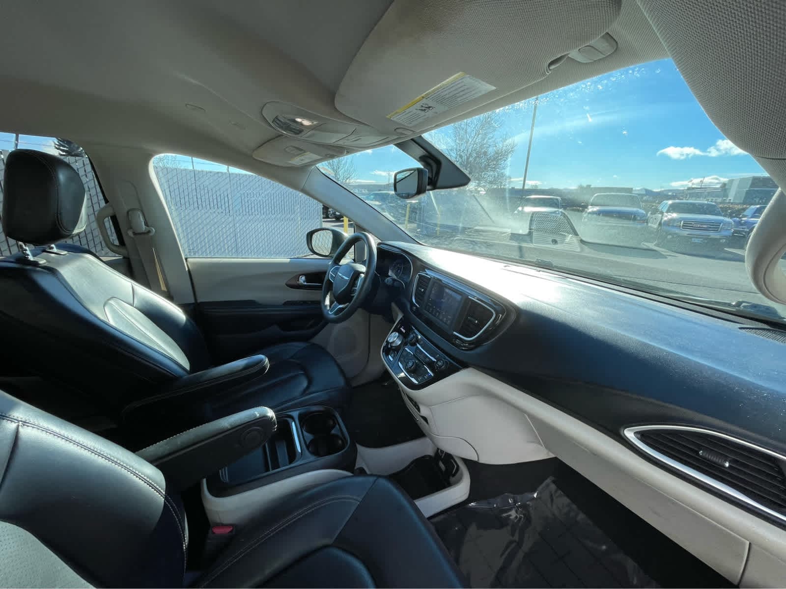 Thumbnail: 2020 Chrysler Voyager - 26