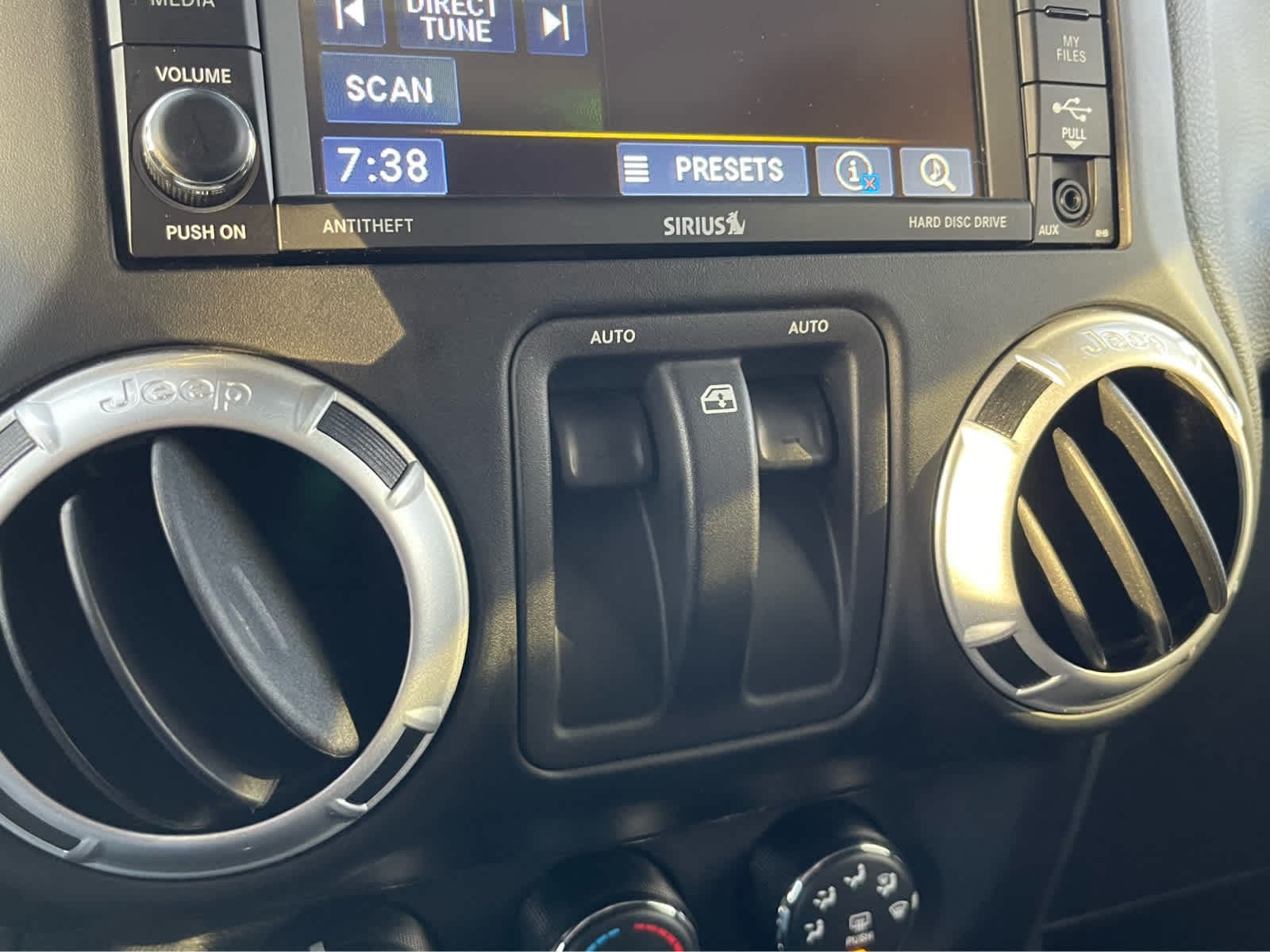 Thumbnail: 2014 Jeep Wrangler - 15