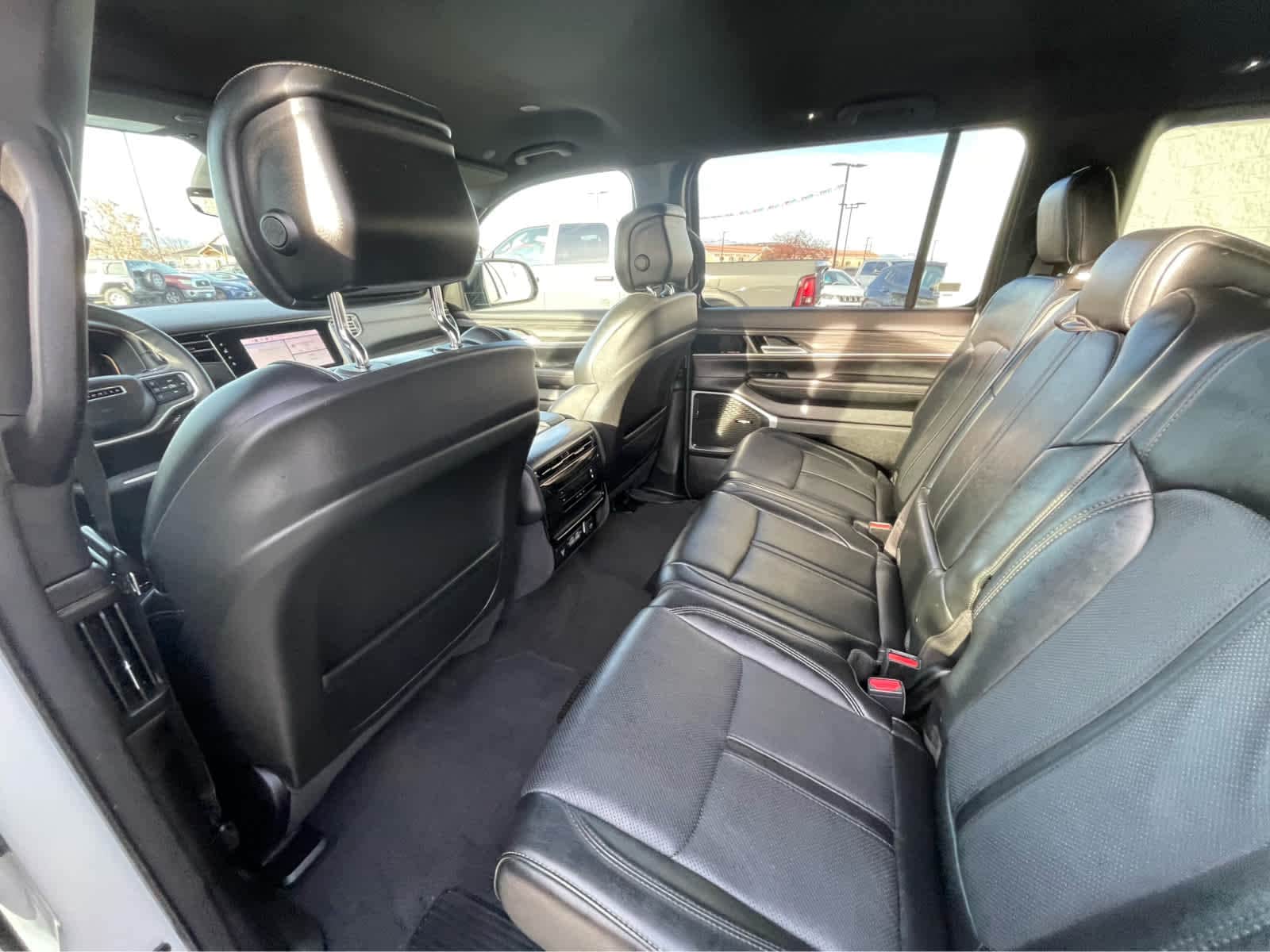 Thumbnail: 2023 Jeep Wagoneer - 23