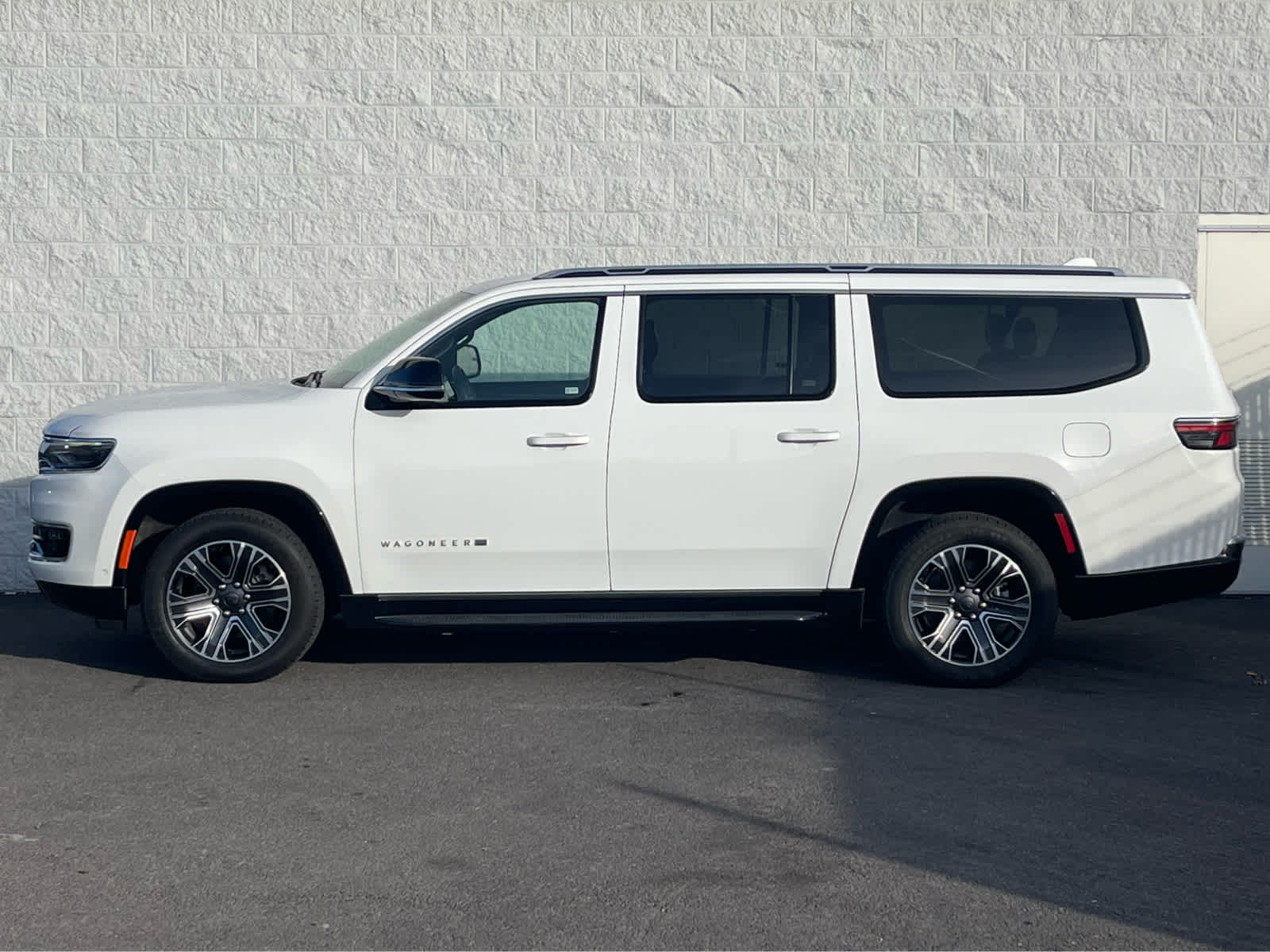 Thumbnail: 2023 Jeep Wagoneer - 4