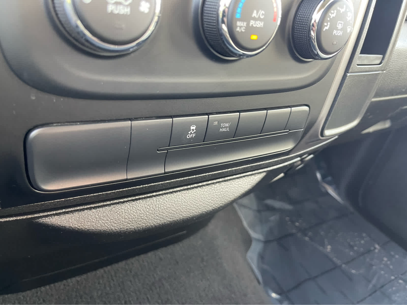 Thumbnail: 2022 RAM 1500 Classic - 17