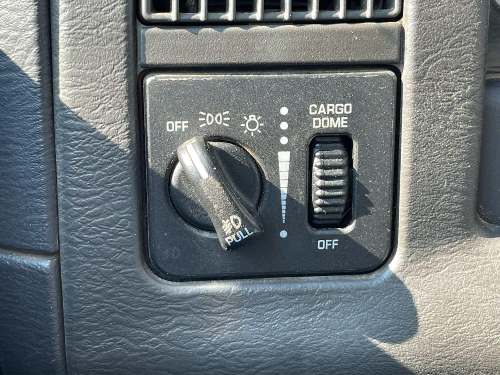 Thumbnail: 2004 Dodge Ram 2500 - 19