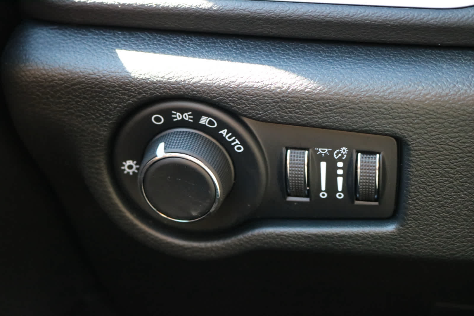 Thumbnail: 2026 Chrysler Voyager - 18