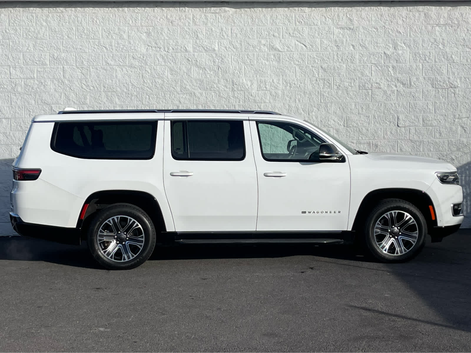 Thumbnail: 2023 Jeep Wagoneer - 5