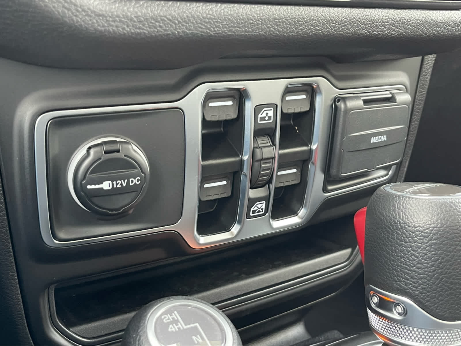 Thumbnail: 2025 Jeep Gladiator - 16