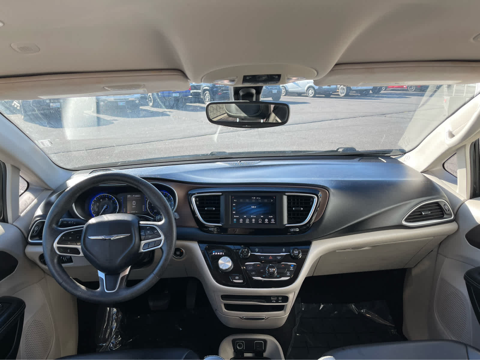 Thumbnail: 2020 Chrysler Voyager - 12