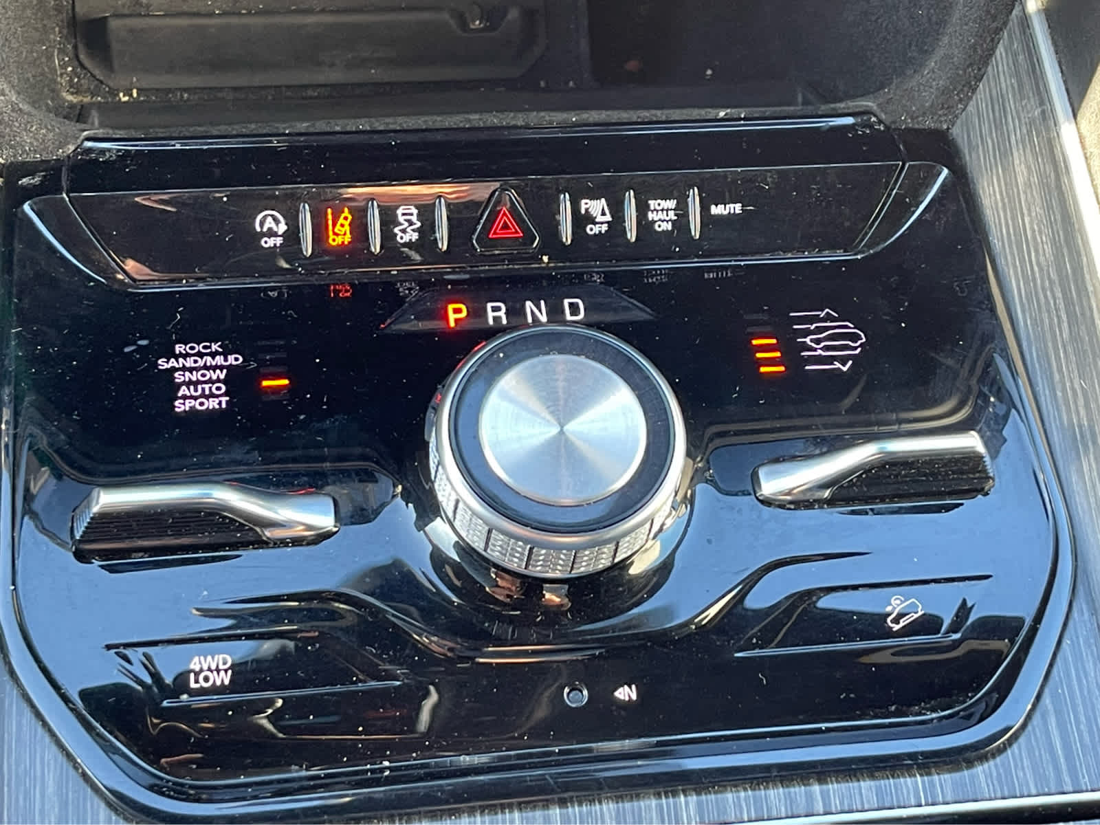 Thumbnail: 2023 Jeep Wagoneer - 15