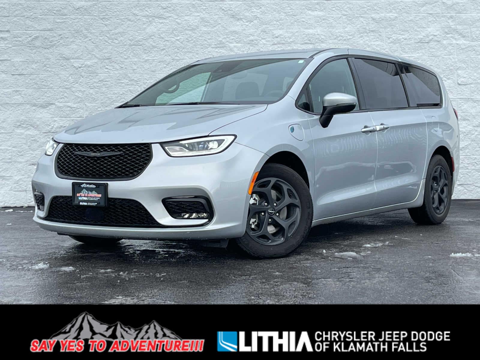 2023 Chrysler Pacifica Hybrid Touring L's photo