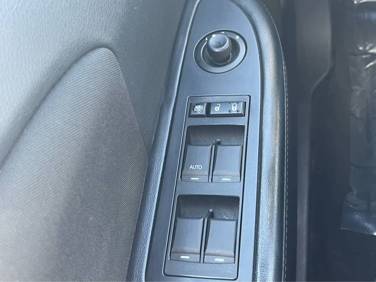 Thumbnail: 2011 Chrysler 200 - 17