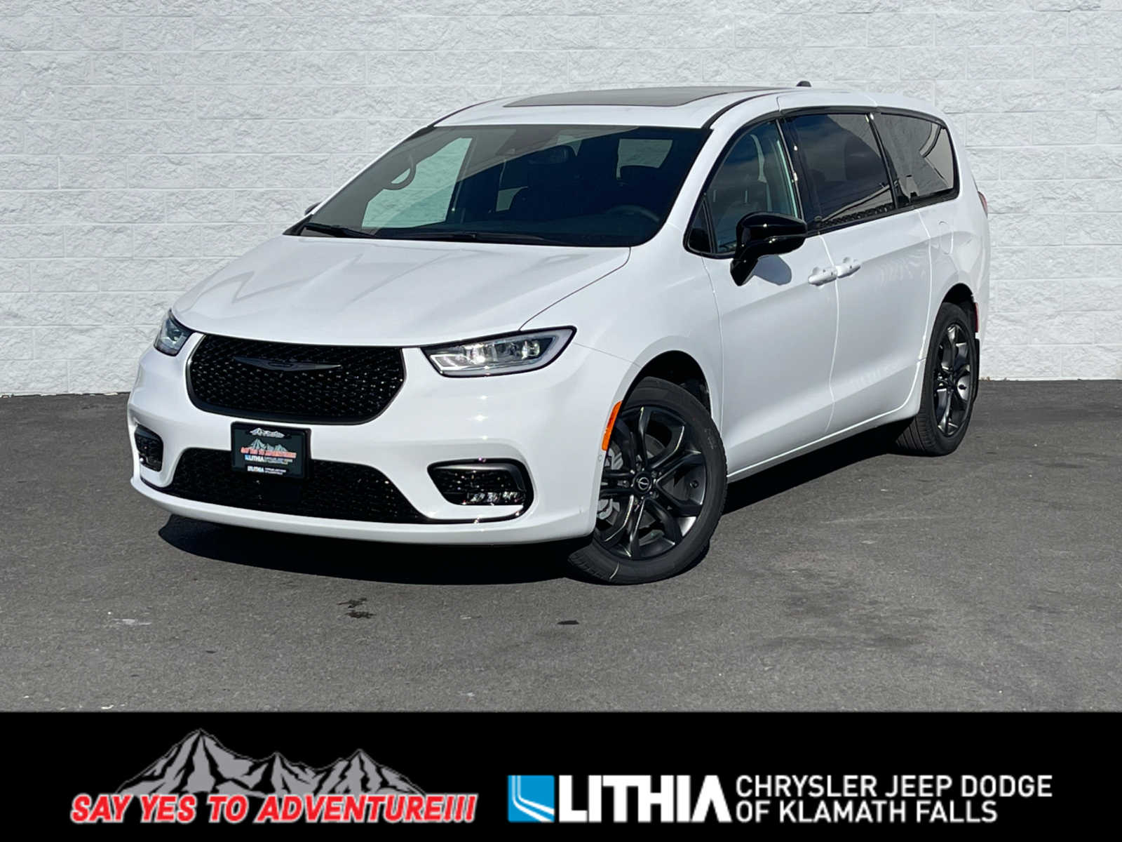 2026 Chrysler Pacifica Select's photo